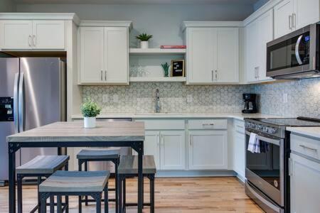 Modern East Nash Townhouse, Walk To Favorite Eats, Sleeps 6 With Smart Tvs, Workspace & Fast Wifi, Full Kitchen, Garage & 24 Hr Hospitality, Steps To Mas Tacos & Rosepepper, 10 Min To Broadway, Five Points & Nissan Stadium