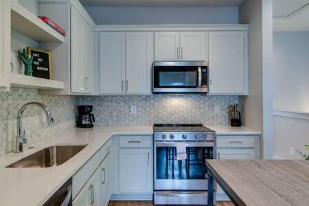 Holiday home Modern East Nash Townhouse, Walk To Favorite Eats, Sleeps 6 With Smart Tvs, Workspace & Fast Wifi, Full Kitchen, Garage & 24 Hr Hospitality, Steps To Mas Tacos & Rosepepper, 10 Min To Broadway, Five Points & Nissan Stadium *