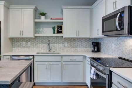 Modern East Nash Townhouse, Walk To Favorite Eats, Sleeps 6 With Smart Tvs, Workspace & Fast Wifi, Full Kitchen, Garage & 24 Hr Hospitality, Steps To Mas Tacos & Rosepepper, 10 Min To Broadway, Five Points & Nissan Stadium Holiday home *