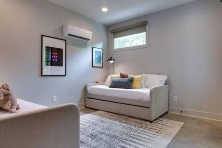Modern East Nash Townhouse, Walk To Favorite Eats, Sleeps 6 With Smart Tvs, Workspace & Fast Wifi, Full Kitchen, Garage & 24 Hr Hospitality, Steps To Mas Tacos & Rosepepper, 10 Min To Broadway, Five Points & Nissan Stadium Holiday home Nashville