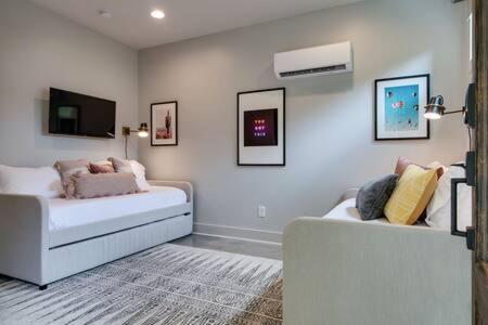 Modern East Nash Townhouse, Walk To Favorite Eats, Sleeps 6 With Smart Tvs, Workspace & Fast Wifi, Full Kitchen, Garage & 24 Hr Hospitality, Steps To Mas Tacos & Rosepepper, 10 Min To Broadway, Five Points & Nissan Stadium Nashville