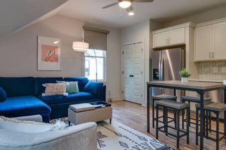 Holiday home Modern East Nash Townhouse, Walk To Favorite Eats, Sleeps 6 With Smart Tvs, Workspace & Fast Wifi, Full Kitchen, Garage & 24 Hr Hospitality, Steps To Mas Tacos & Rosepepper, 10 Min To Broadway, Five Points & Nissan Stadium *