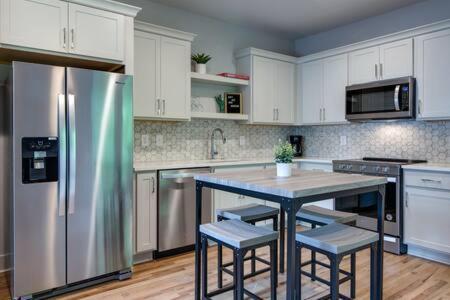 Modern East Nash Townhouse, Walk To Favorite Eats, Sleeps 6 With Smart Tvs, Workspace & Fast Wifi, Full Kitchen, Garage & 24 Hr Hospitality, Steps To Mas Tacos & Rosepepper, 10 Min To Broadway, Five Points & Nissan Stadium Holiday home *