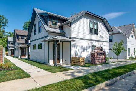Holiday home Modern East Nash Townhouse, Walk To Favorite Eats, Sleeps 6 With Smart Tvs, Workspace & Fast Wifi, Full Kitchen, Garage & 24 Hr Hospitality, Steps To Mas Tacos & Rosepepper, 10 Min To Broadway, Five Points & Nissan Stadium Nashville