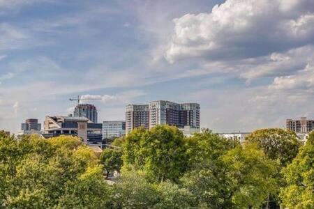 Holiday home Modern 3br With Garage, Rooftop, Hot Neighborhood 10 Mins To Broadway, 24 Hour Hospitality Team, Perfect For Groups