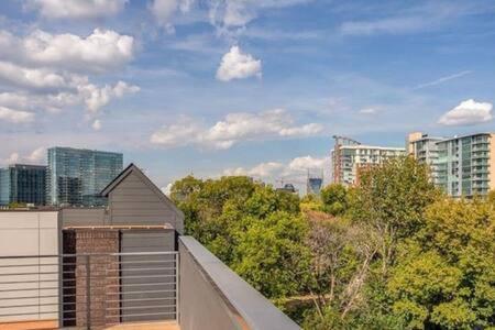 Modern 3br With Garage, Rooftop, Hot Neighborhood 10 Mins To Broadway, 24 Hour Hospitality Team, Perfect For Groups Holiday home Nashville