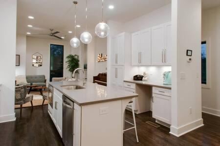 Holiday home Modern 3br With Garage, Rooftop, Hot Neighborhood 10 Mins To Broadway, 24 Hour Hospitality Team, Perfect For Groups *