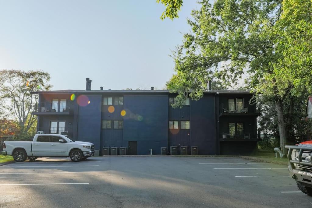 Minutes To Broadway Family Unit With 2br-2ba And Optional Private Parking Apartment