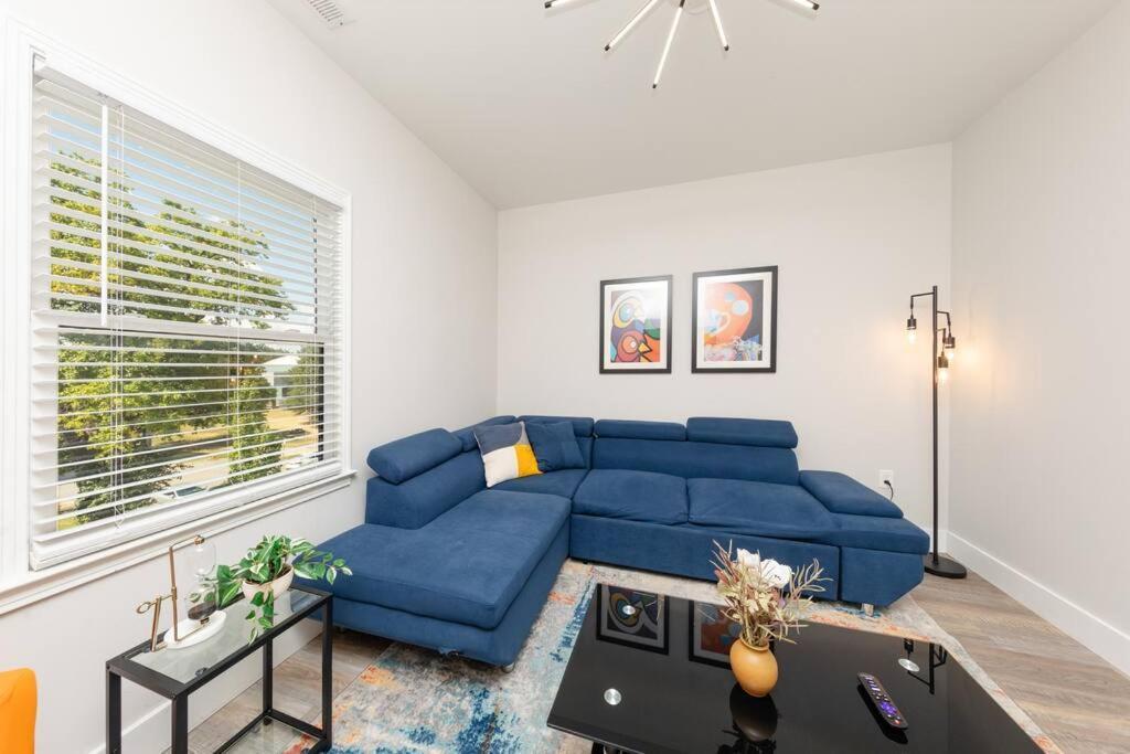 Apartment Minutes To Broadway King Size Bed And Optional Garage Parking