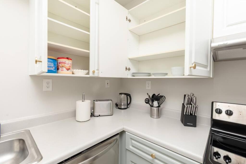 Apartment Minutes To Broadway King Size Bed And Optional Garage Parking *