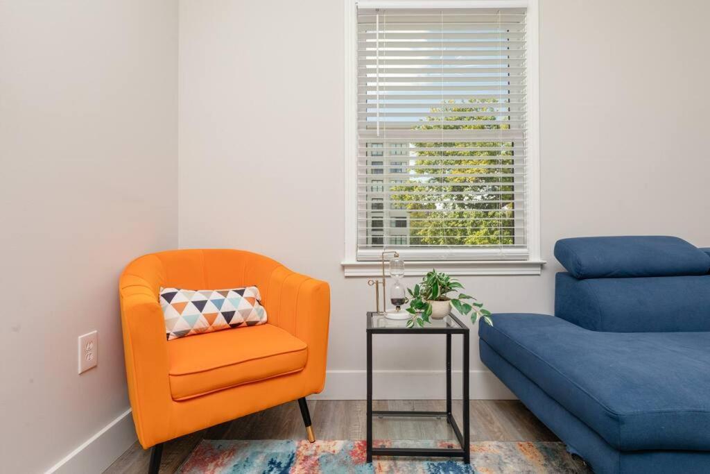 Apartment Minutes To Broadway King Size Bed And Optional Garage Parking *