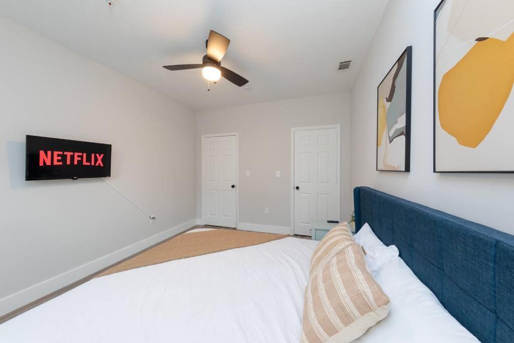 Minutes To Broadway King Size Bed And Optional Garage Parking