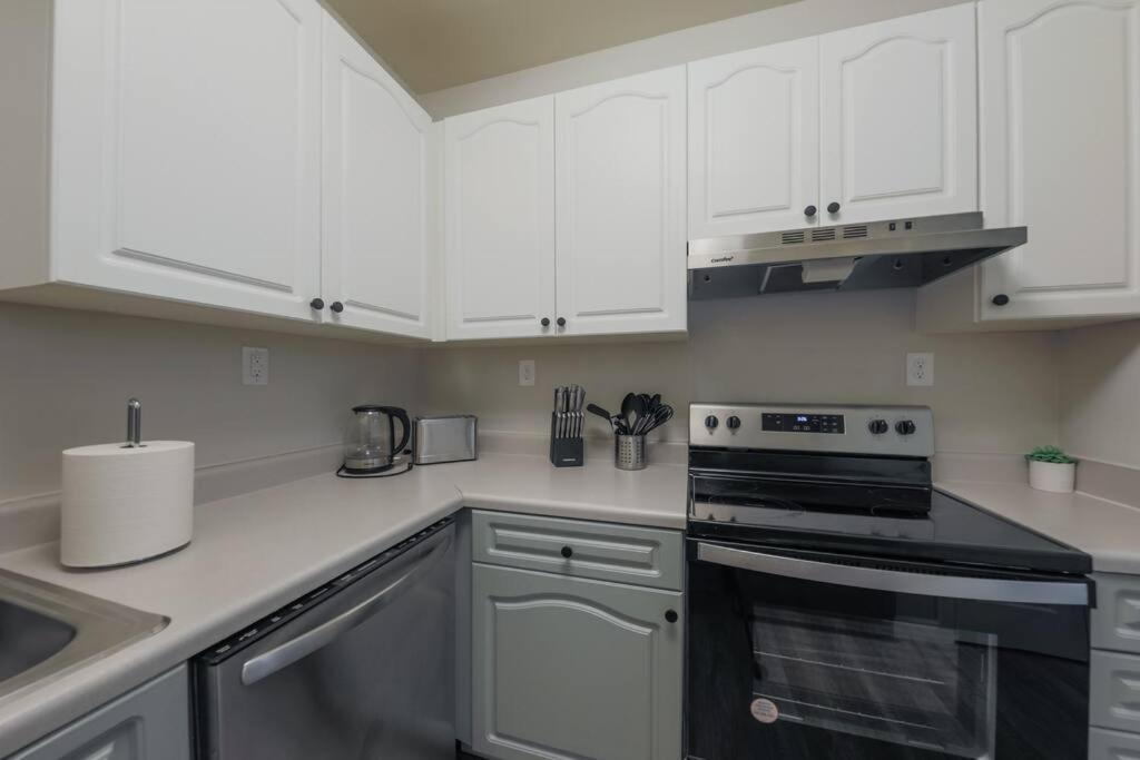 Minutes To Broadway King Bed With Optional Garage Parking Apartment