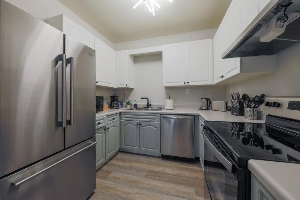 Minutes To Broadway King Bed With Optional Garage Parking Apartment *
