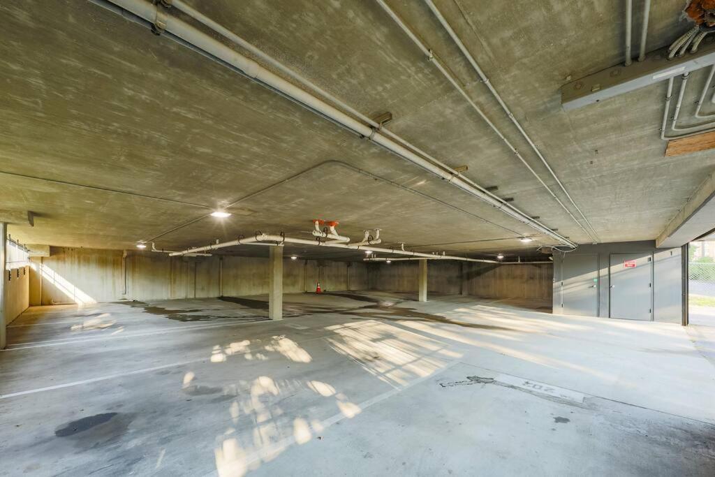 Apartment Minutes To Broadway - 2 King Beds And With Optional Garage Parking