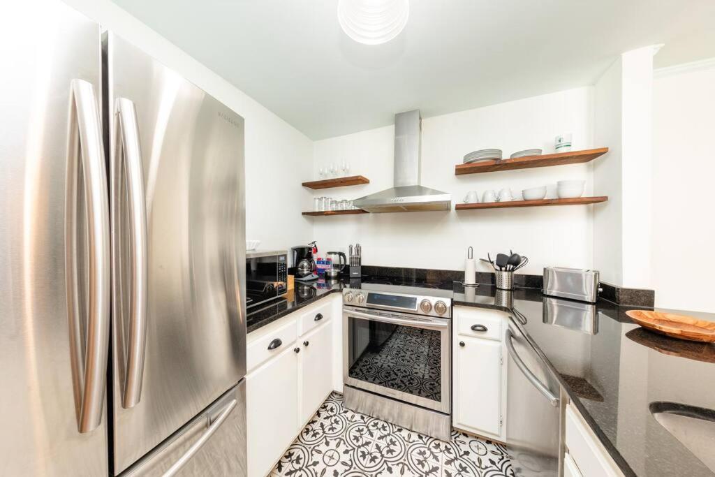 Minutes To Broadway Large 2b-2ba Family Unit For Up To 8 Guests With Private Balcony And Optional Private Parking Apartment *