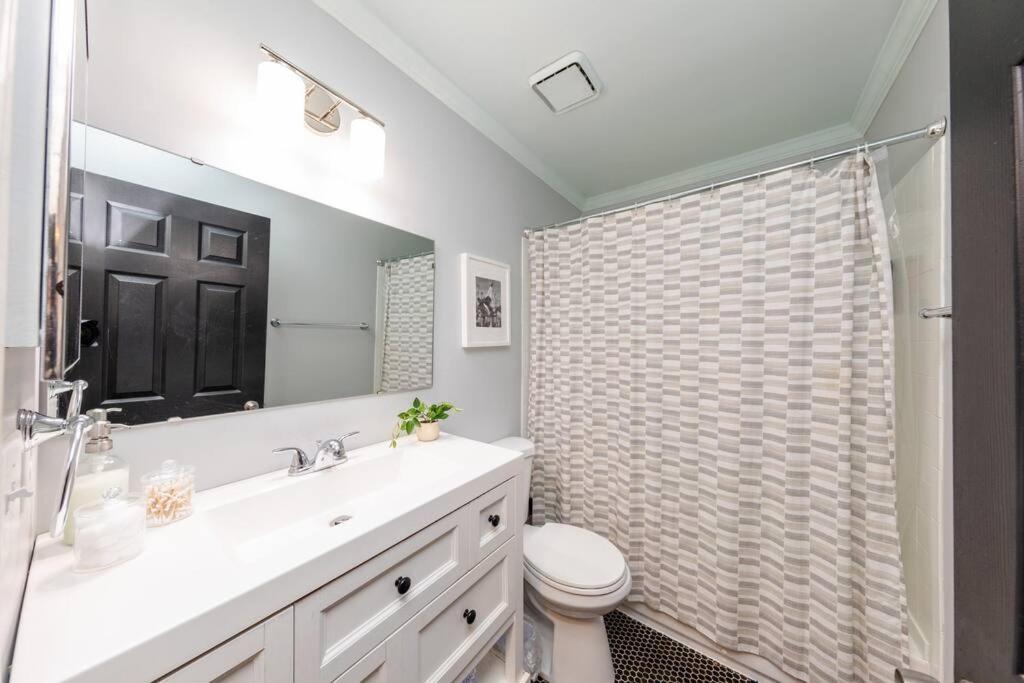 Minutes To Broadway Large 2b-2ba Family Unit For Up To 8 Guests With Private Balcony And Optional Private Parking *