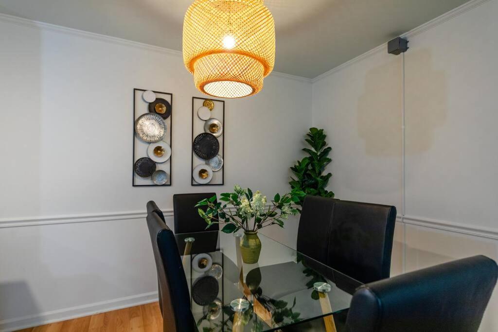 Mins To Broadway Large 2br-2ba Family Unit For Up To 6 Guests With Private Balcony And Optional Private Parking *