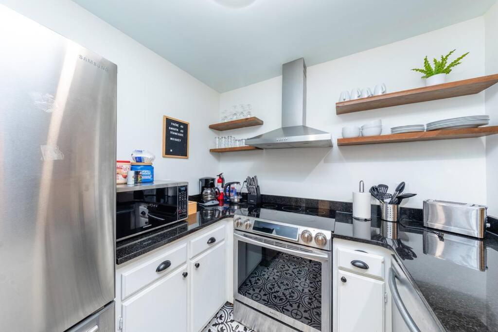 Midtown 2br Gem With Private Balcony And Optional Parking Walkable To Vanderbilt, Music Row & Centennial Park Apartment Nashville