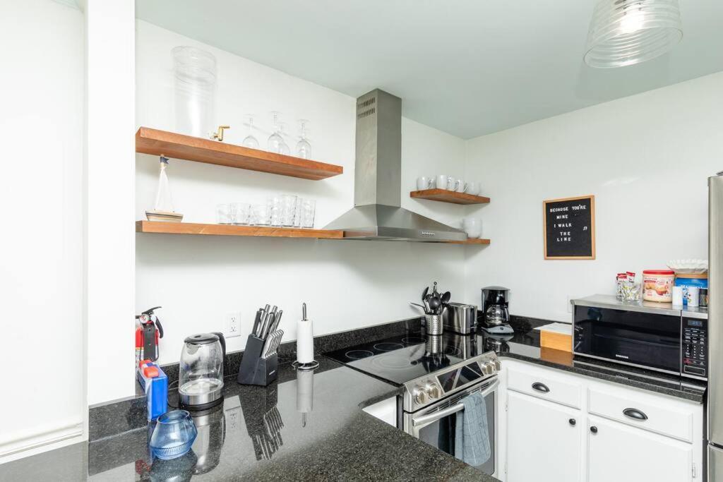 Apartment Charming 2br Retreat With Private Balcony And Optional Parking Walk To Parthenon & Vanderbilt And Mins To Broadway & The Gulch Nashville