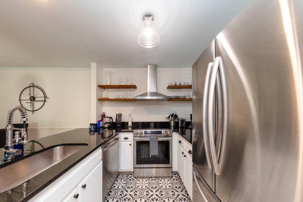 Charming 2br Retreat With Private Balcony And Optional Parking Walk To Parthenon & Vanderbilt And Mins To Broadway & The Gulch Apartment *