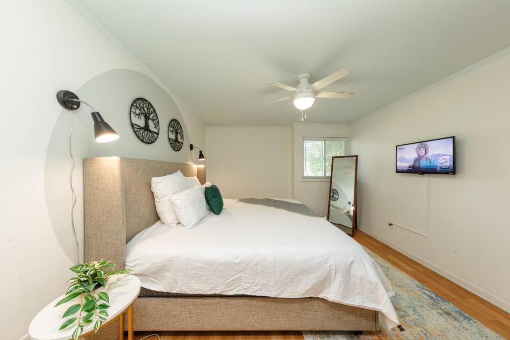 Apartment Charming 2br Retreat With Private Balcony And Optional Parking Walk To Parthenon & Vanderbilt And Mins To Broadway & The Gulch Nashville