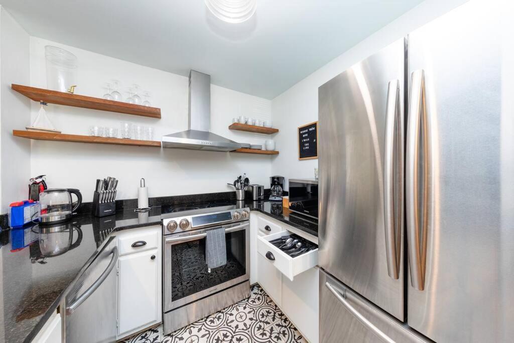 Apartment Charming 2br Retreat With Private Balcony And Optional Parking Walk To Parthenon & Vanderbilt And Mins To Broadway & The Gulch