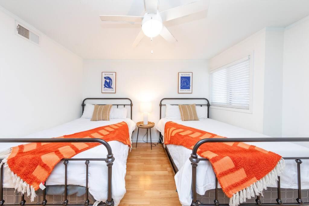 Charming 2br Retreat With Private Balcony And Optional Parking Walk To Parthenon & Vanderbilt And Mins To Broadway & The Gulch Apartment Nashville