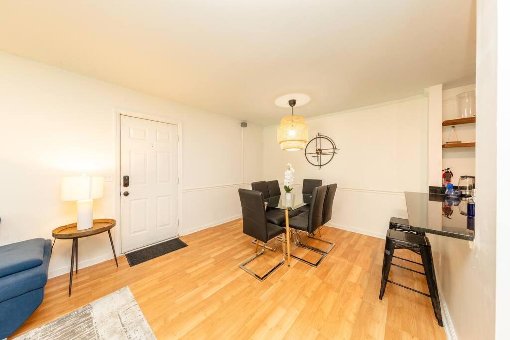 Apartment Charming 2br Retreat With Private Balcony And Optional Parking Walk To Parthenon & Vanderbilt And Mins To Broadway & The Gulch *