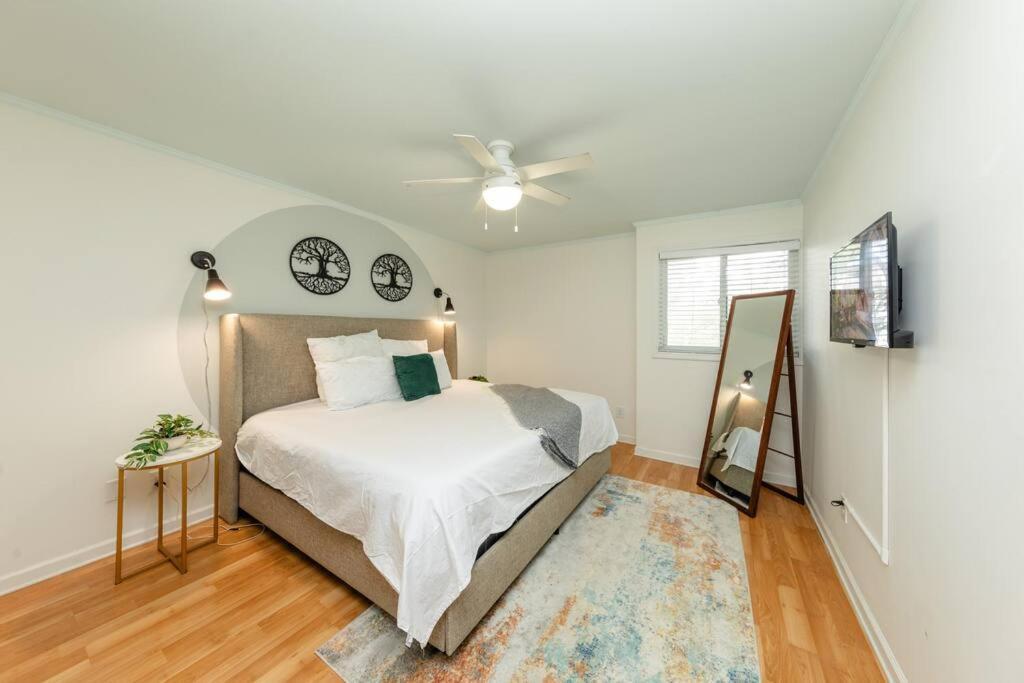 Charming 2br Retreat With Private Balcony And Optional Parking Walk To Parthenon & Vanderbilt And Mins To Broadway & The Gulch Apartment *