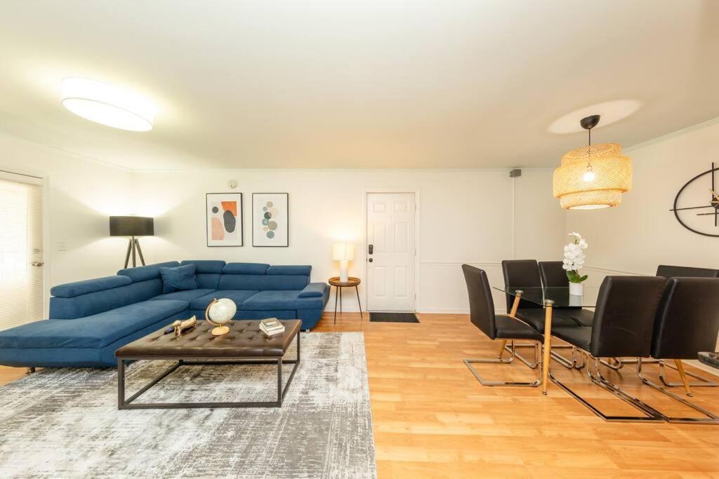 Charming 2br Retreat With Private Balcony And Optional Parking Walk To Parthenon & Vanderbilt And Mins To Broadway & The Gulch Apartment Nashville