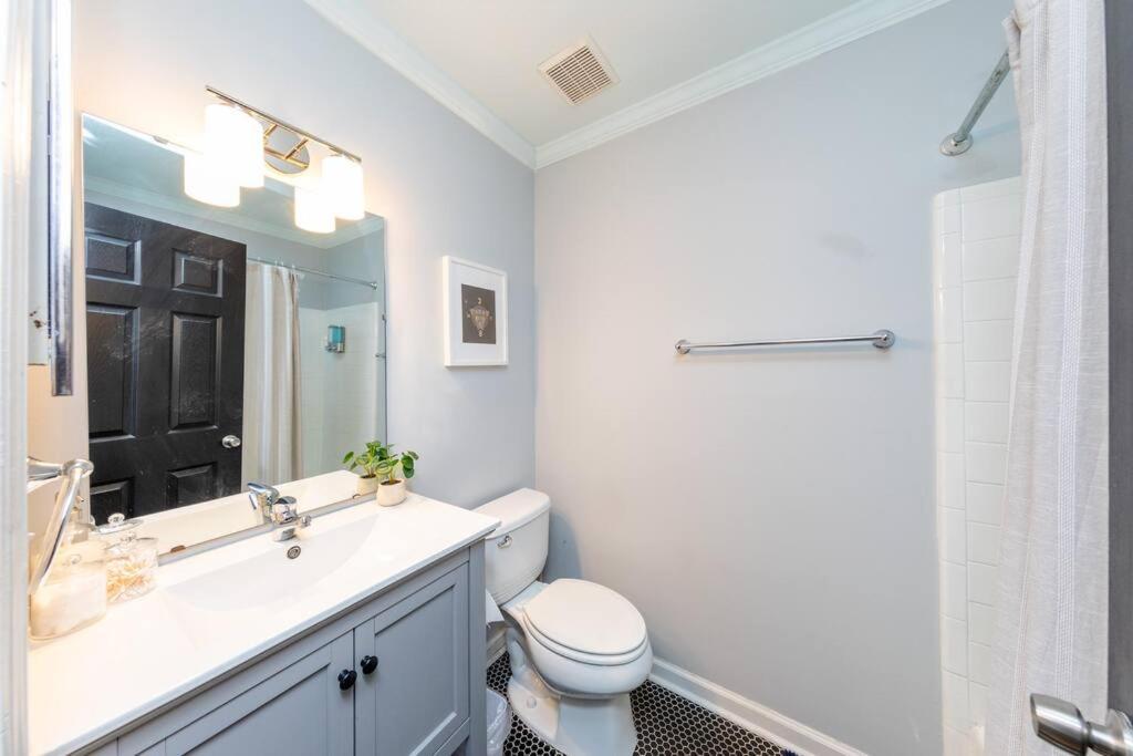 Charming 2br Retreat With Private Balcony And Optional Parking Walk To Parthenon & Vanderbilt And Mins To Broadway & The Gulch Apartment