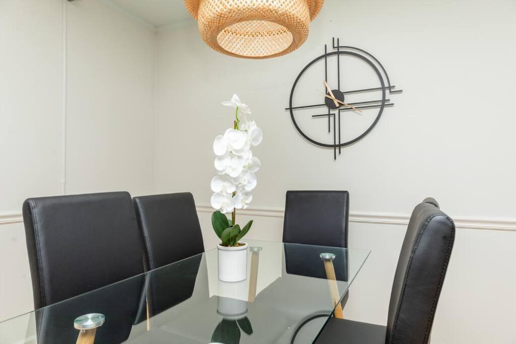 Charming 2br Retreat With Private Balcony And Optional Parking Walk To Parthenon & Vanderbilt And Mins To Broadway & The Gulch *