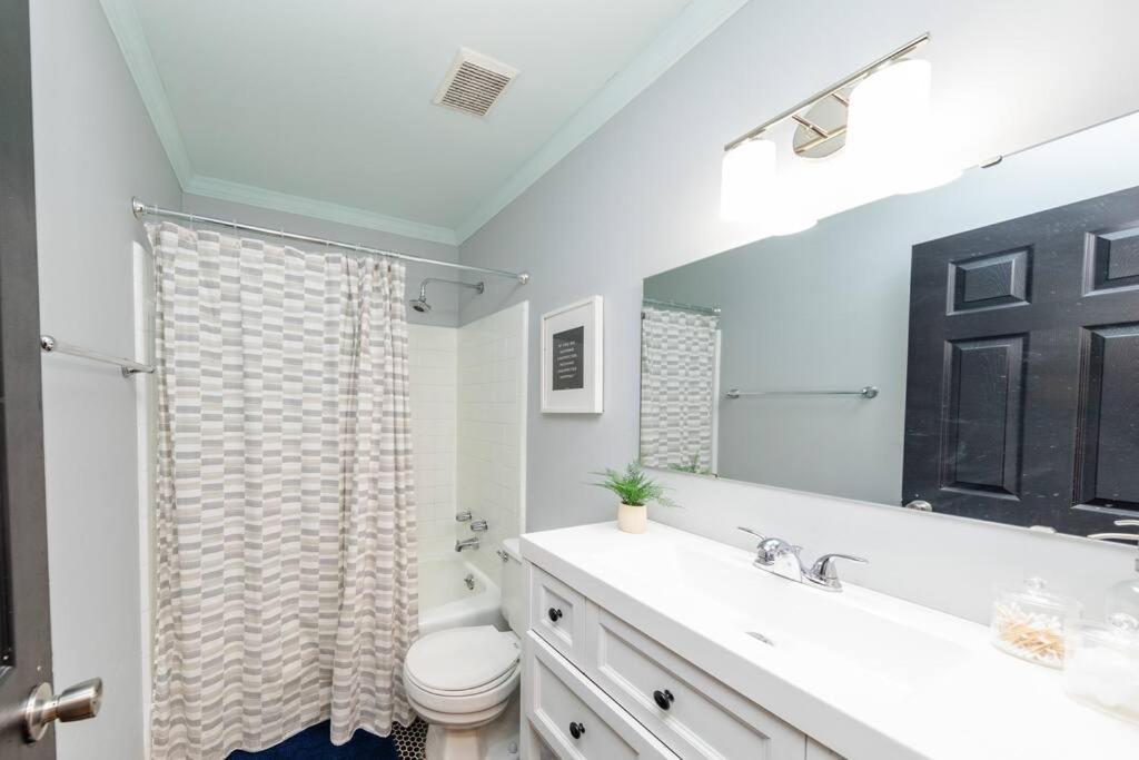 Charming 2br Retreat With Private Balcony And Optional Parking Walk To Parthenon & Vanderbilt And Mins To Broadway & The Gulch Apartment Nashville