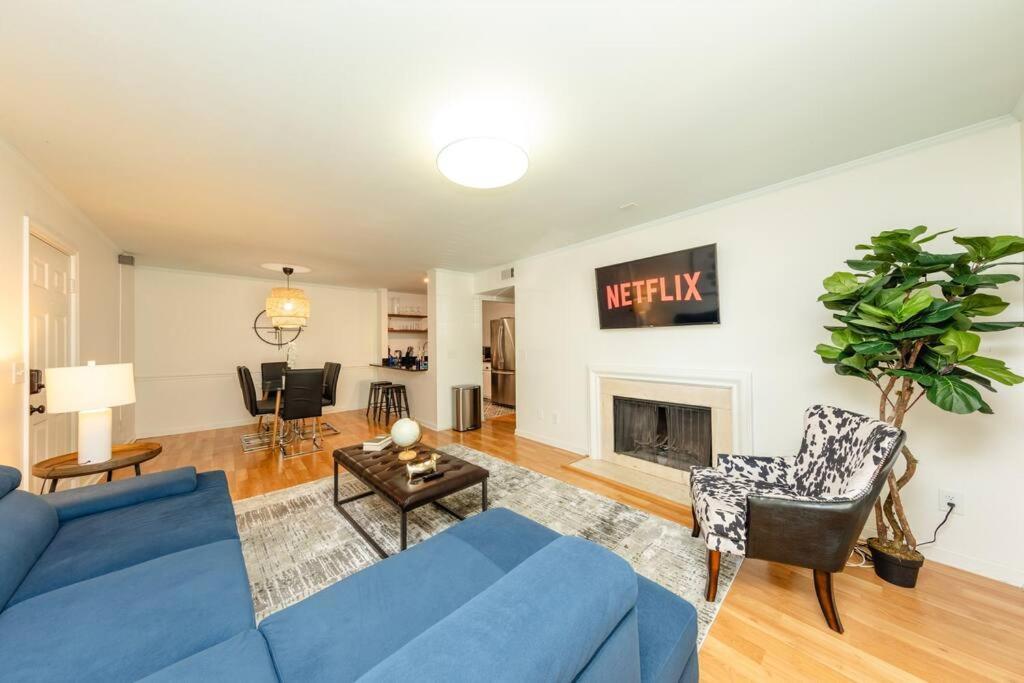 Charming 2br Retreat With Private Balcony And Optional Parking Walk To Parthenon & Vanderbilt And Mins To Broadway & The Gulch Nashville