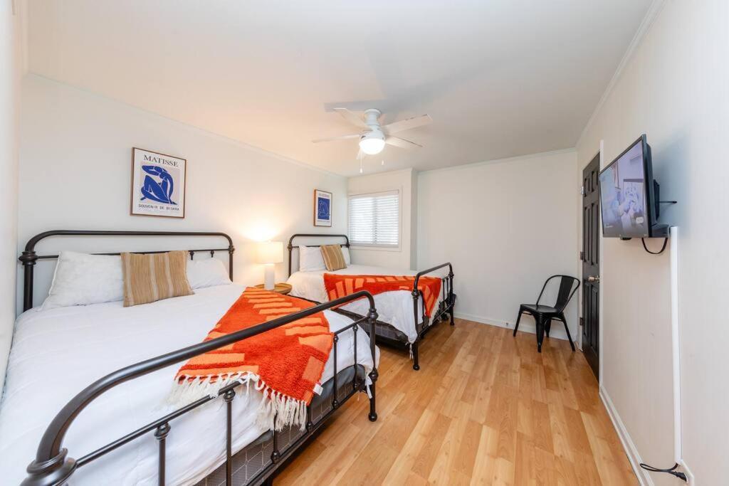 Charming 2br Retreat With Private Balcony And Optional Parking Walk To Parthenon & Vanderbilt And Mins To Broadway & The Gulch Apartment *