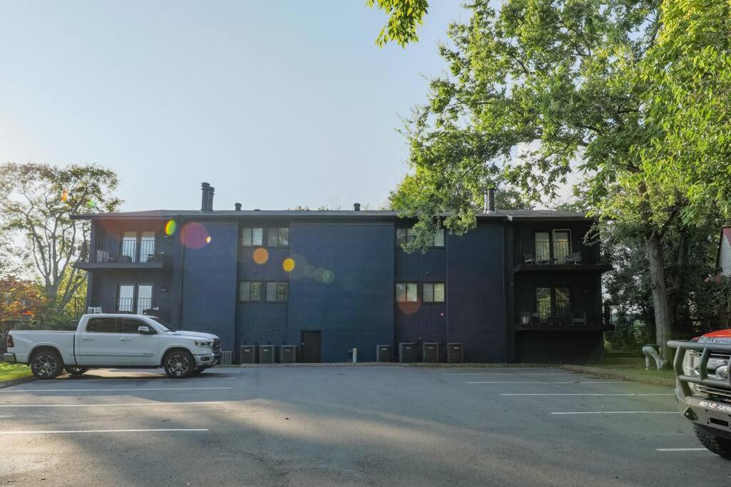 Charming 2br Retreat With Private Balcony And Optional Parking Walk To Parthenon & Vanderbilt And Mins To Broadway & The Gulch Apartment *