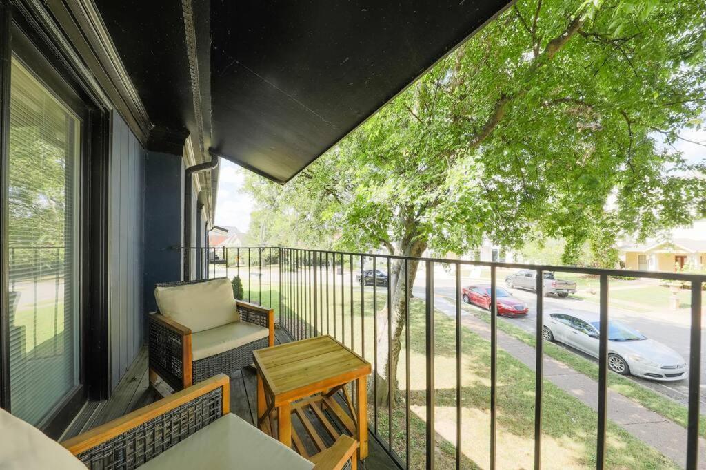 Charming 2br Retreat With Private Balcony And Optional Parking Walk To Parthenon & Vanderbilt And Mins To Broadway & The Gulch Apartment *