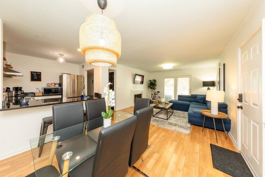 Apartment Charming 2br Retreat With Private Balcony And Optional Parking Walk To Parthenon & Vanderbilt And Mins To Broadway & The Gulch