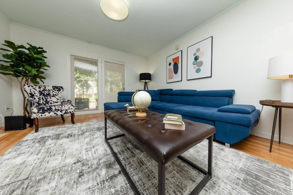 Charming 2br Retreat With Private Balcony And Optional Parking Walk To Parthenon & Vanderbilt And Mins To Broadway & The Gulch Nashville