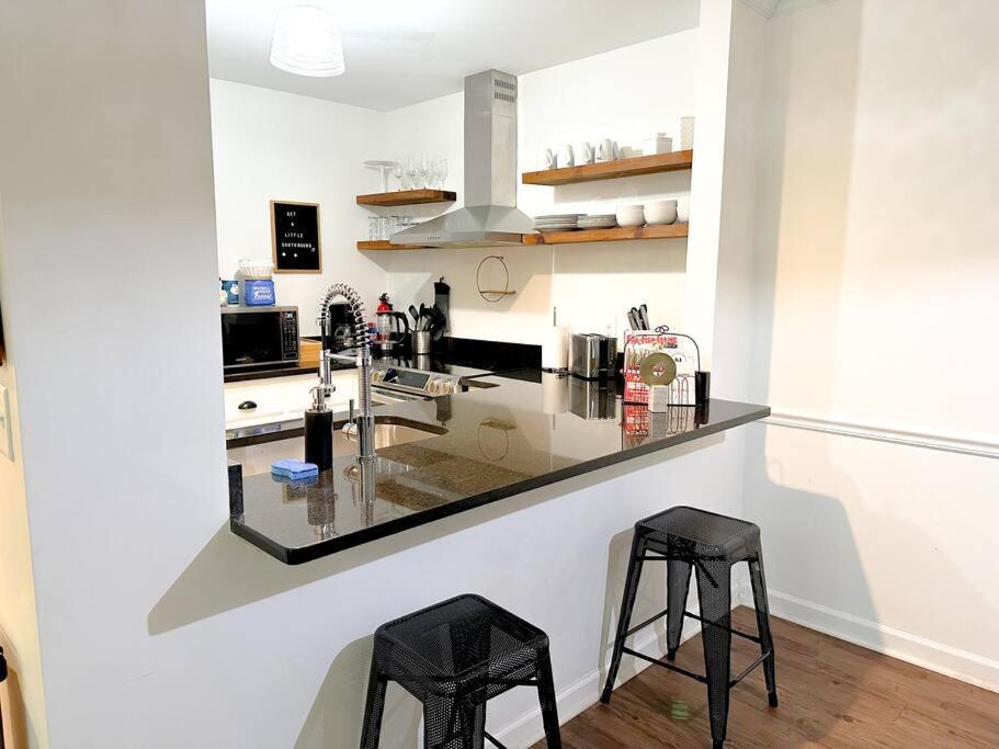 Luxury 2br In Midtown With Patio-balcony & Optional Parking Near Broadway, Vanderbilt & Centennial Park