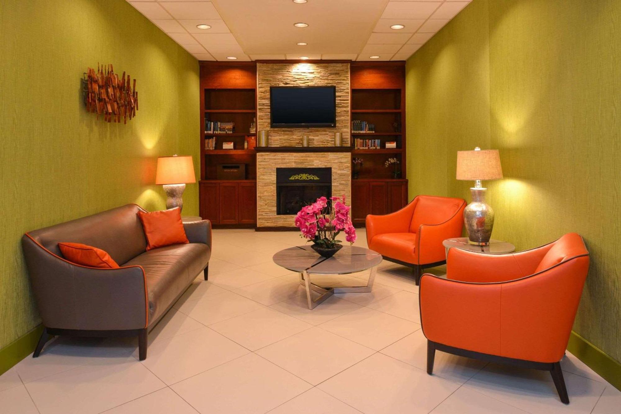 Country & By Radisson Airport Tn Hotel 3*
