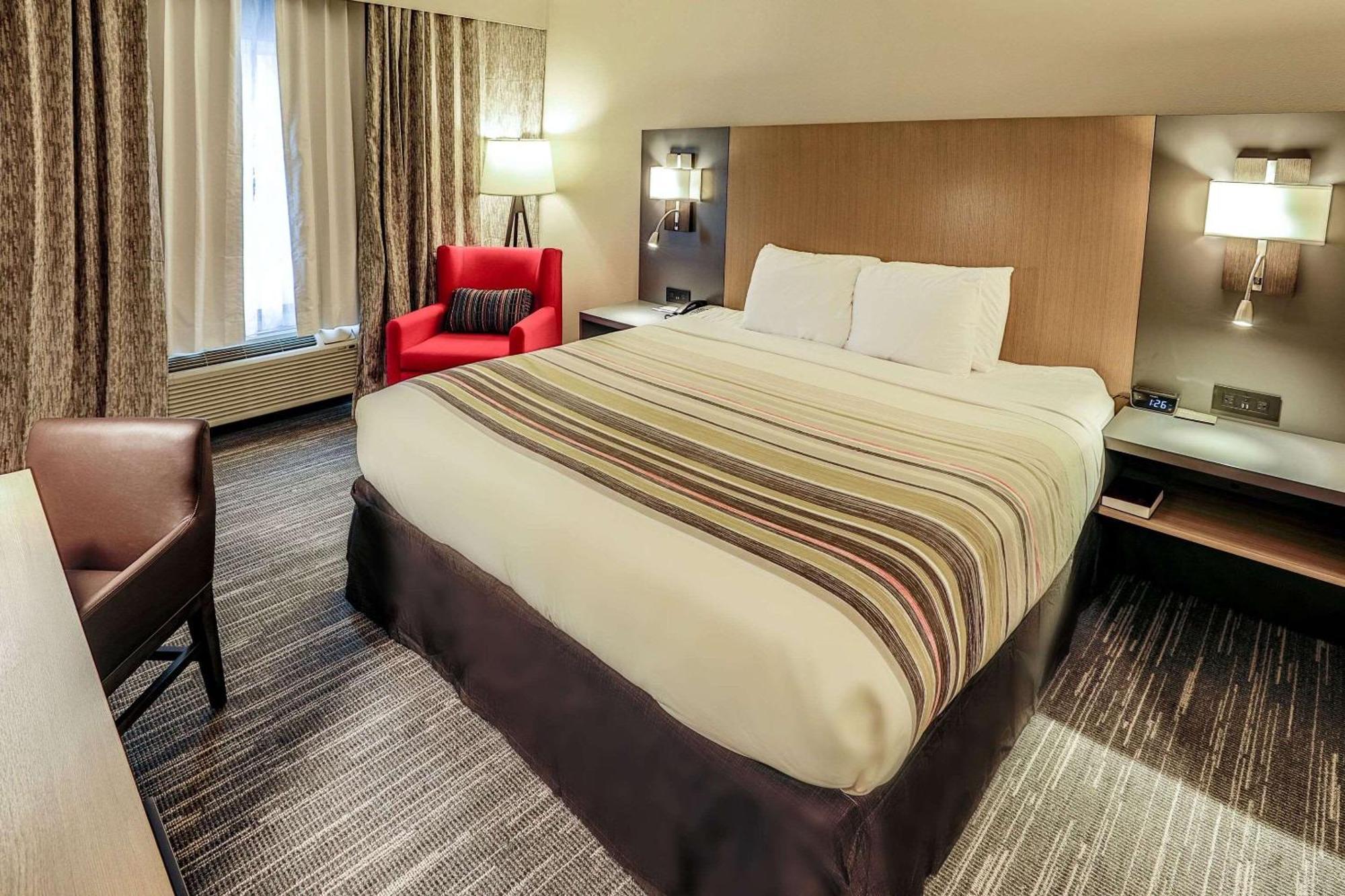 Country & By Radisson Airport Tn Hotel 3*