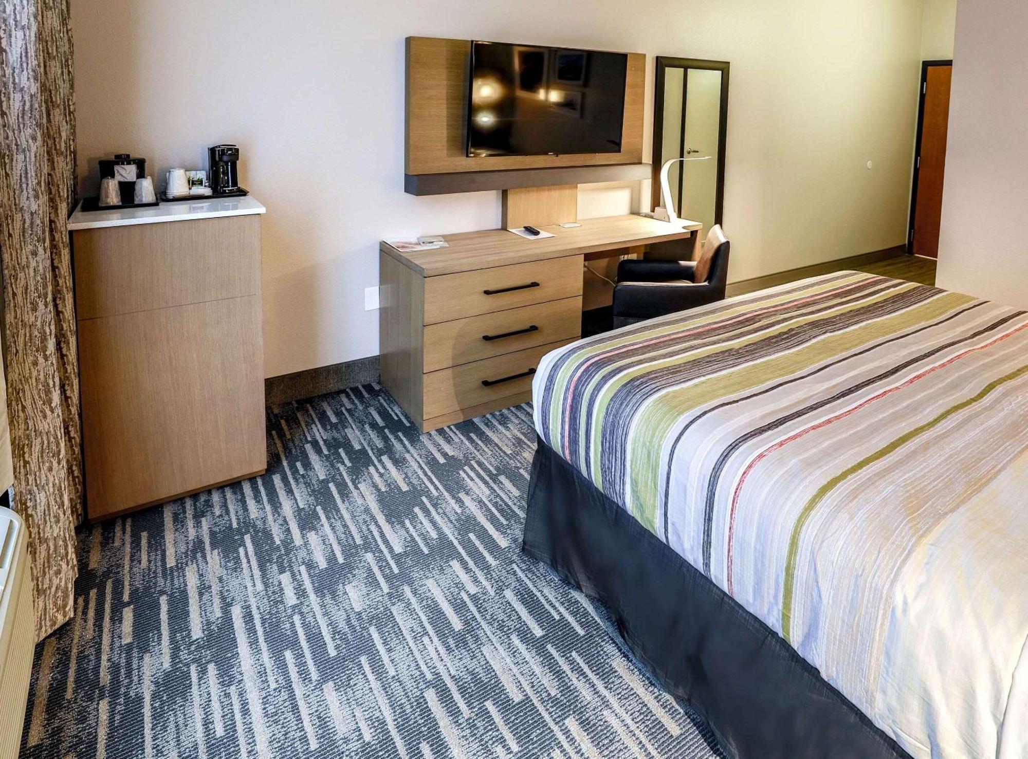 Country & By Radisson Airport Tn Hotel 3*