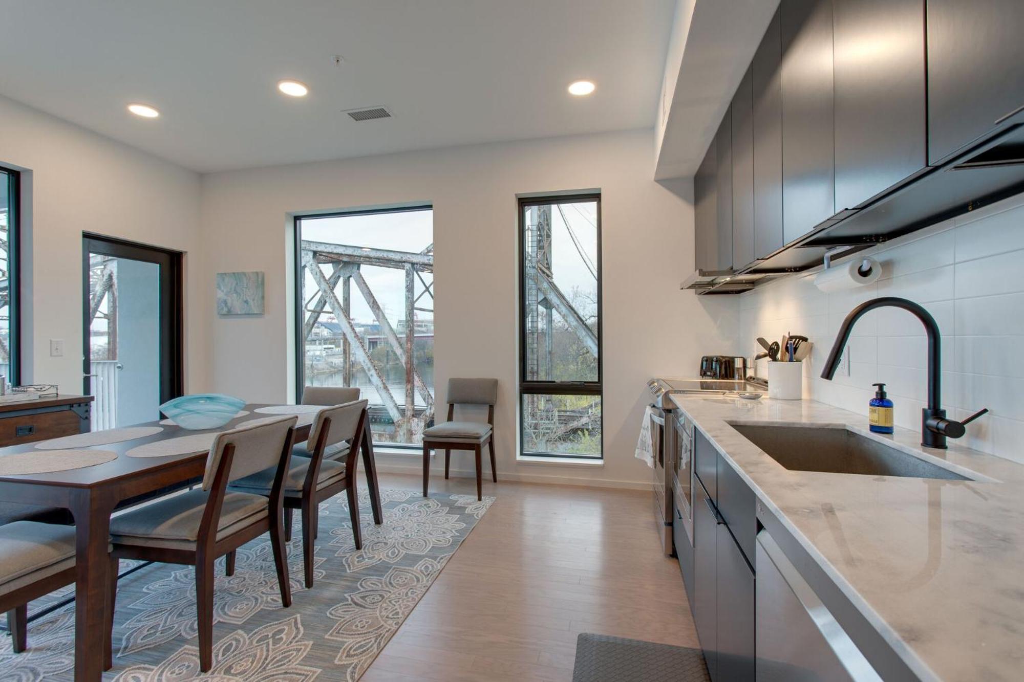 Apartment River View, Central, Elevator, Private Parking *