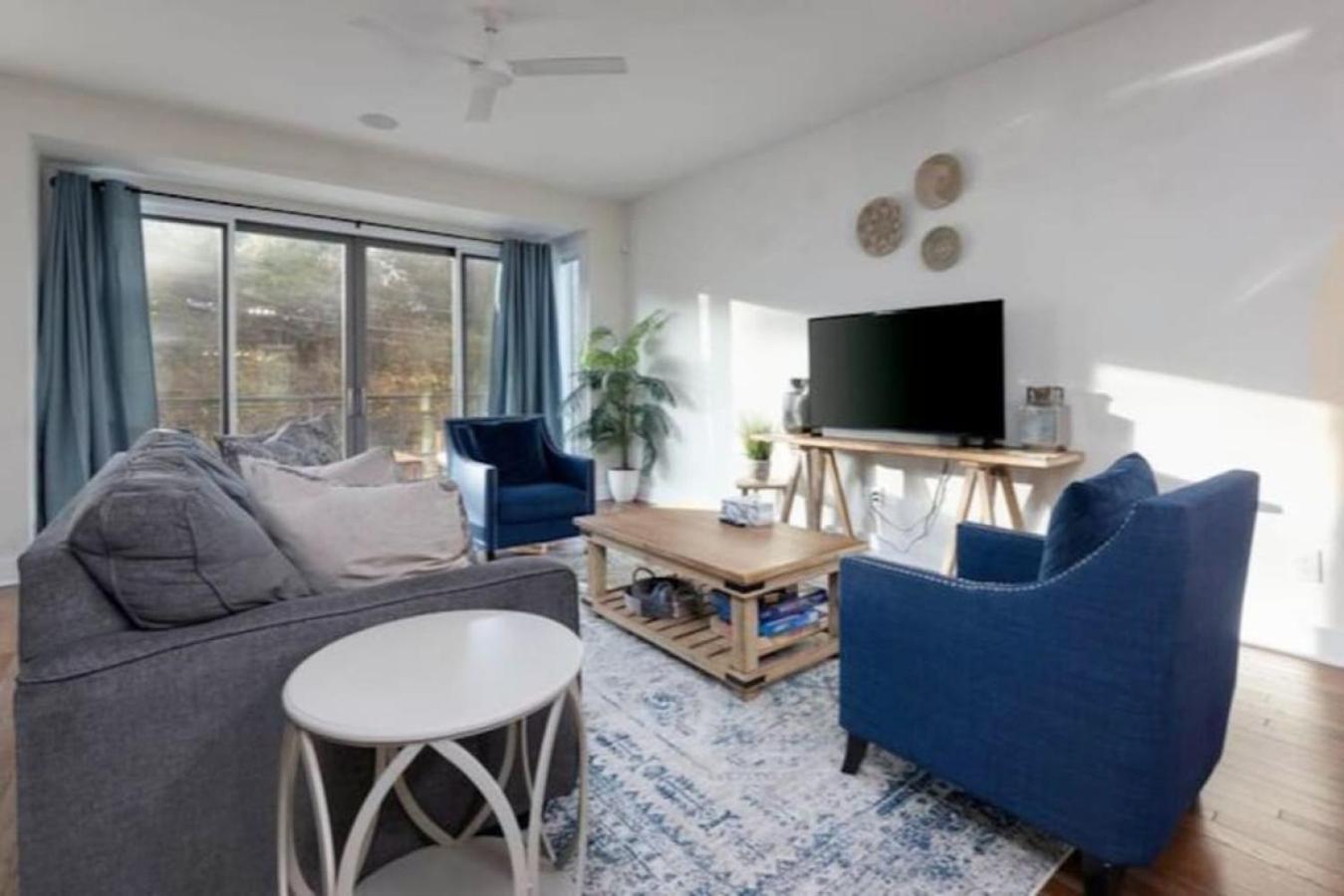 Holiday home Modern Townhome, Large Game Room, 10min To Downtown! Sleeps 10! *