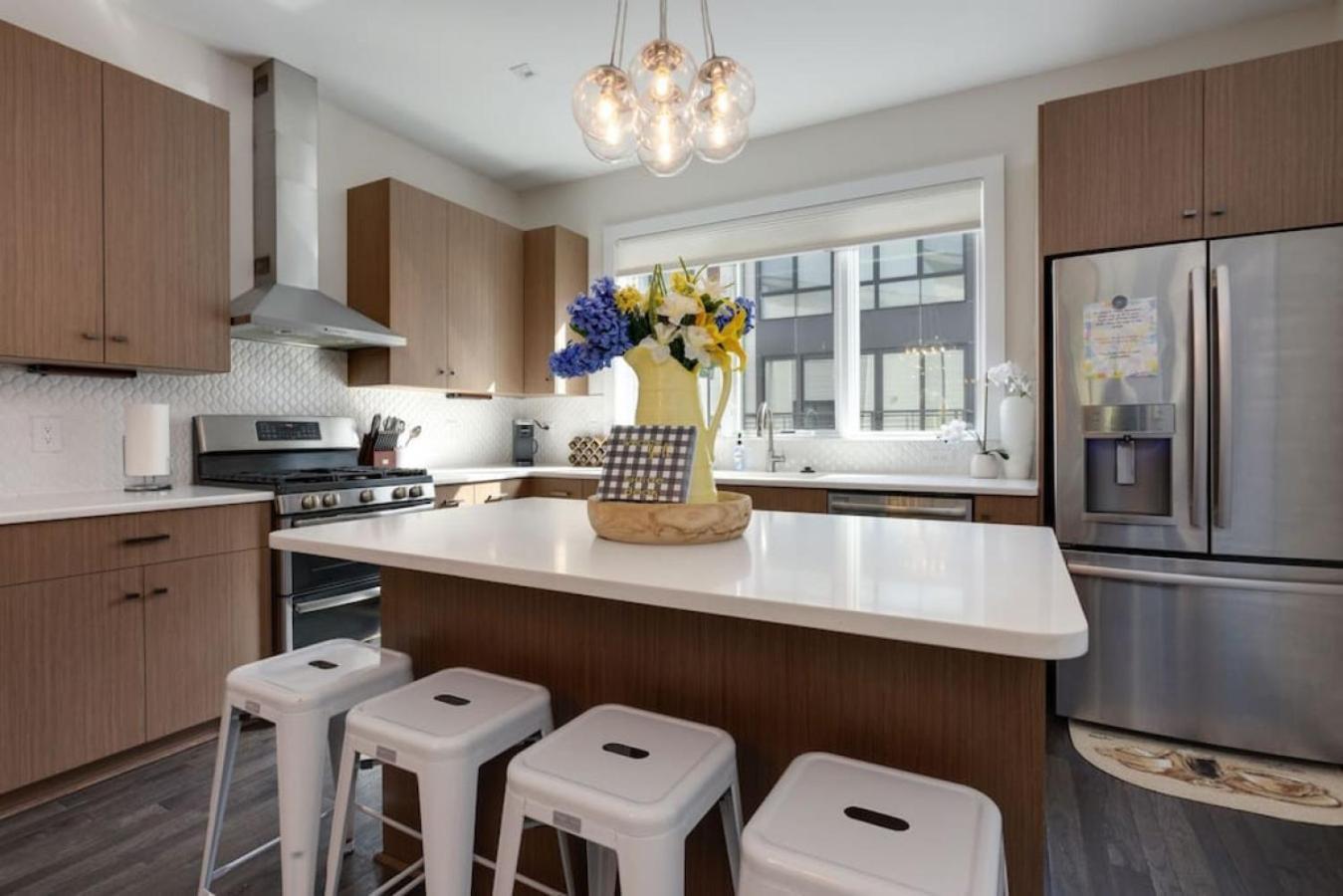 Modern Townhome, Large Game With Ping Pong, 10min To Downtown! Sleeps 12! Holiday home