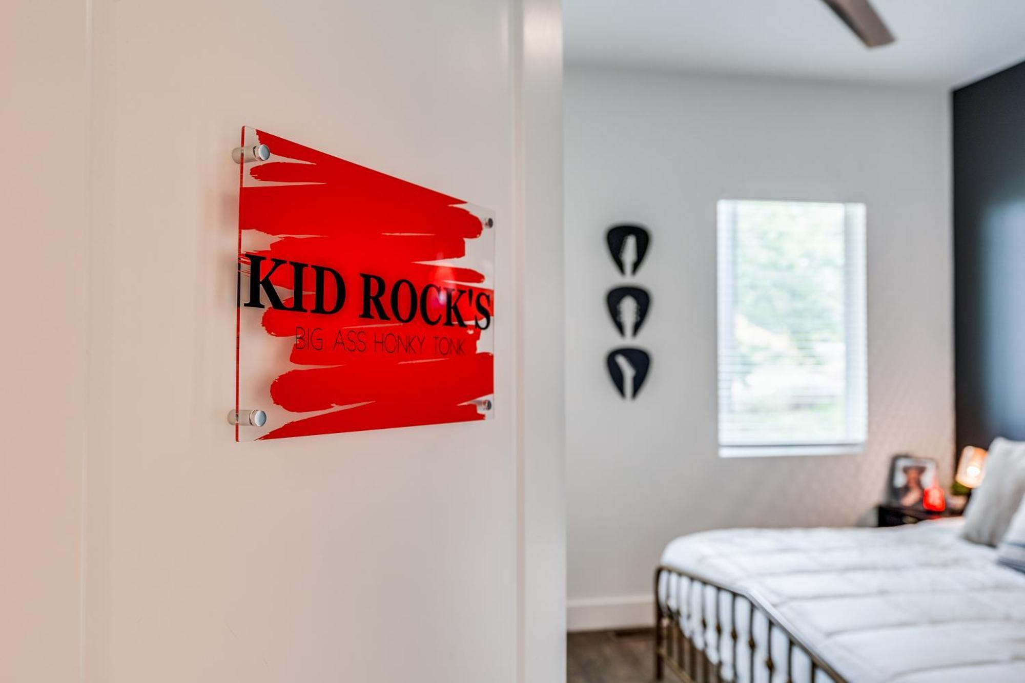 Nash House & Bars Of Broadway With Hot Tub, Rooftop Bar And Views! 8min Downtown! Sleeps 12!