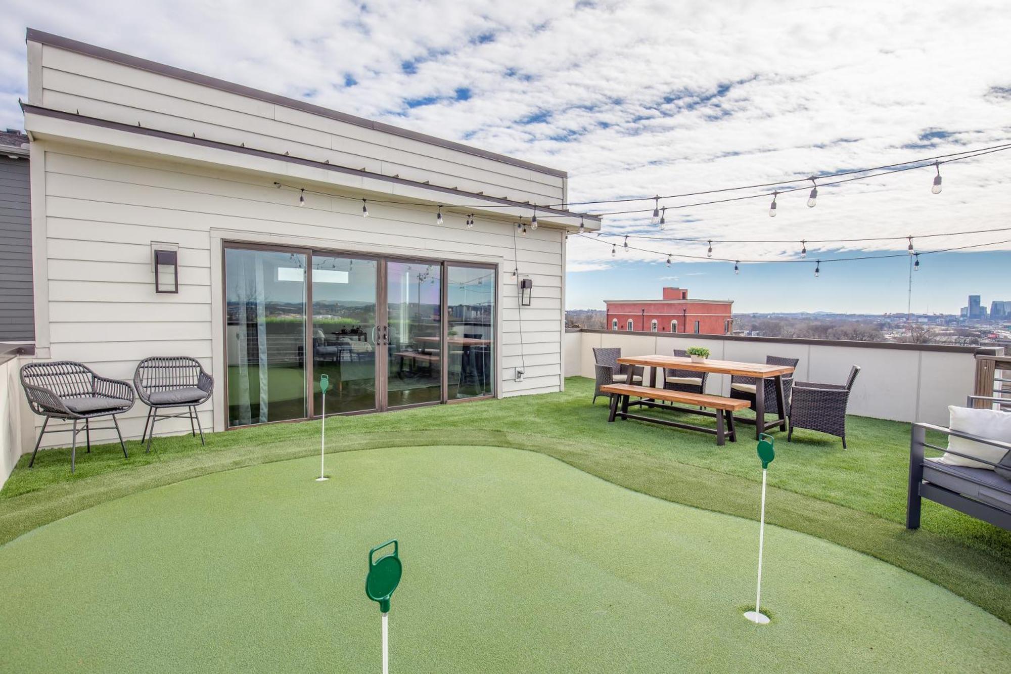 Holiday home Whiskey House With Rooftop Golf, Views! 8min To Downtown! Sleeps 9! *