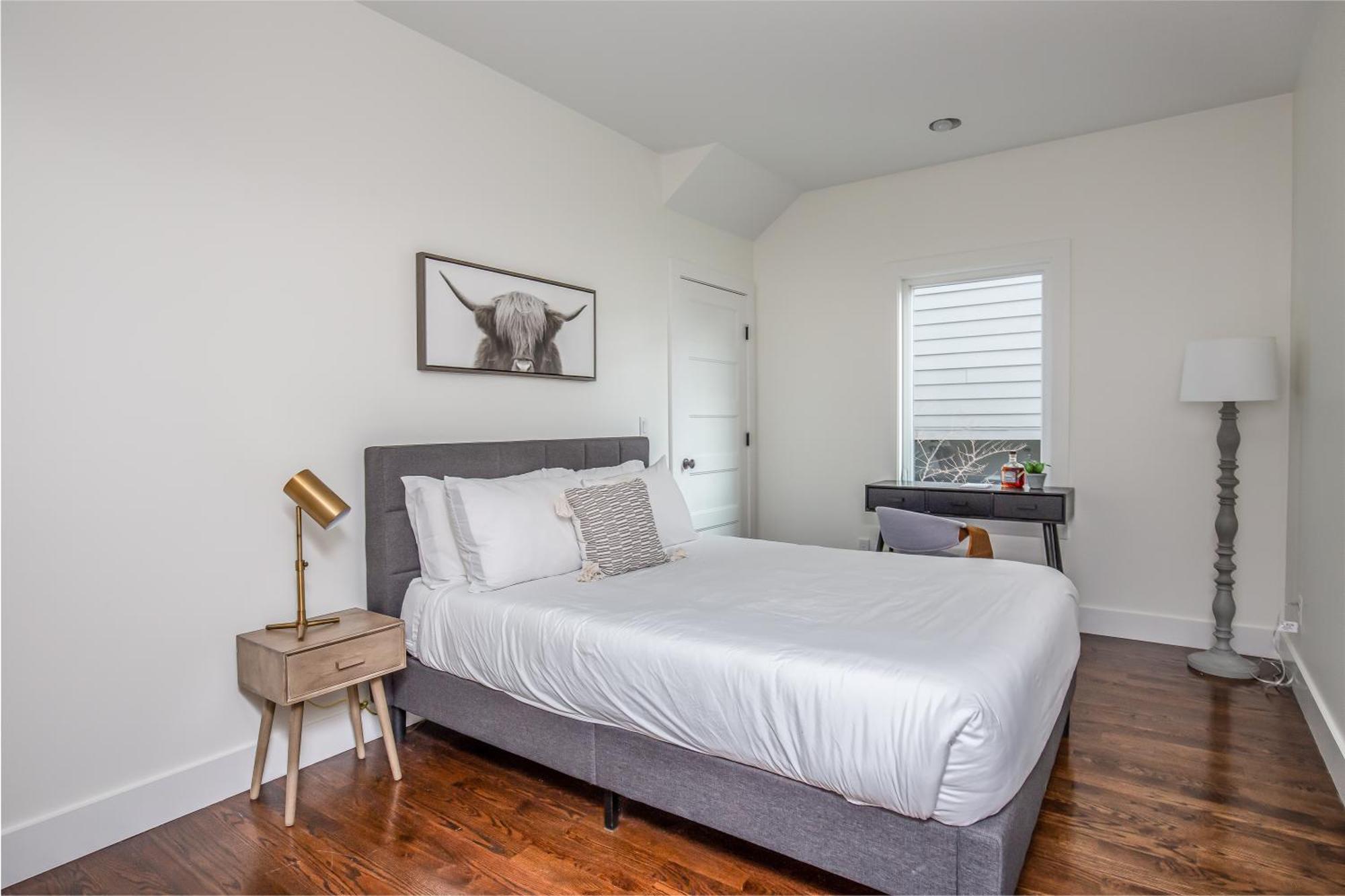 Whiskey House With Rooftop Golf, Views! 8min To Downtown! Sleeps 9! Holiday home Nashville